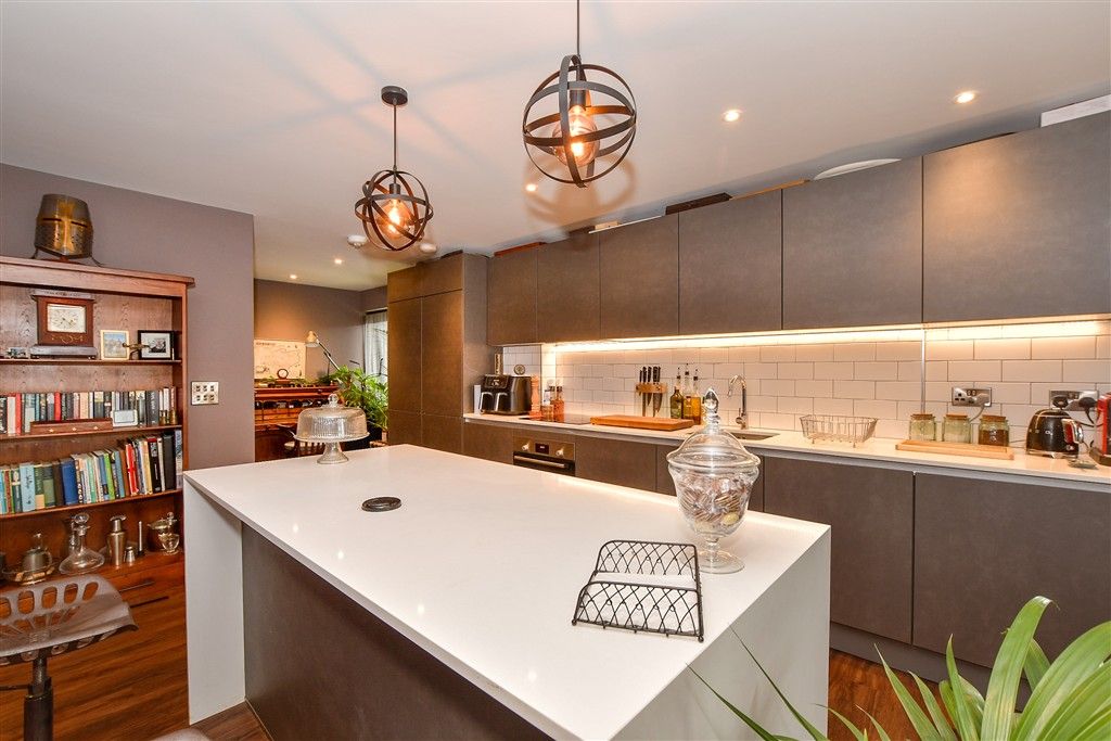 Property photo 2 of 9 Kitchen/Lounge