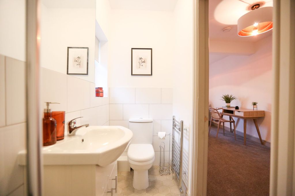Property photo 2 of 7 En Suite