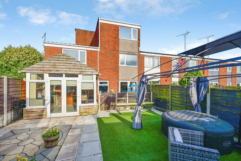 Property photo 3 of 8 Outside