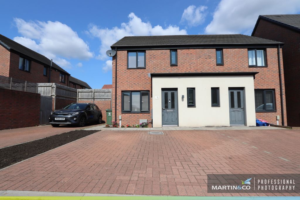 Property photo 2 of 32