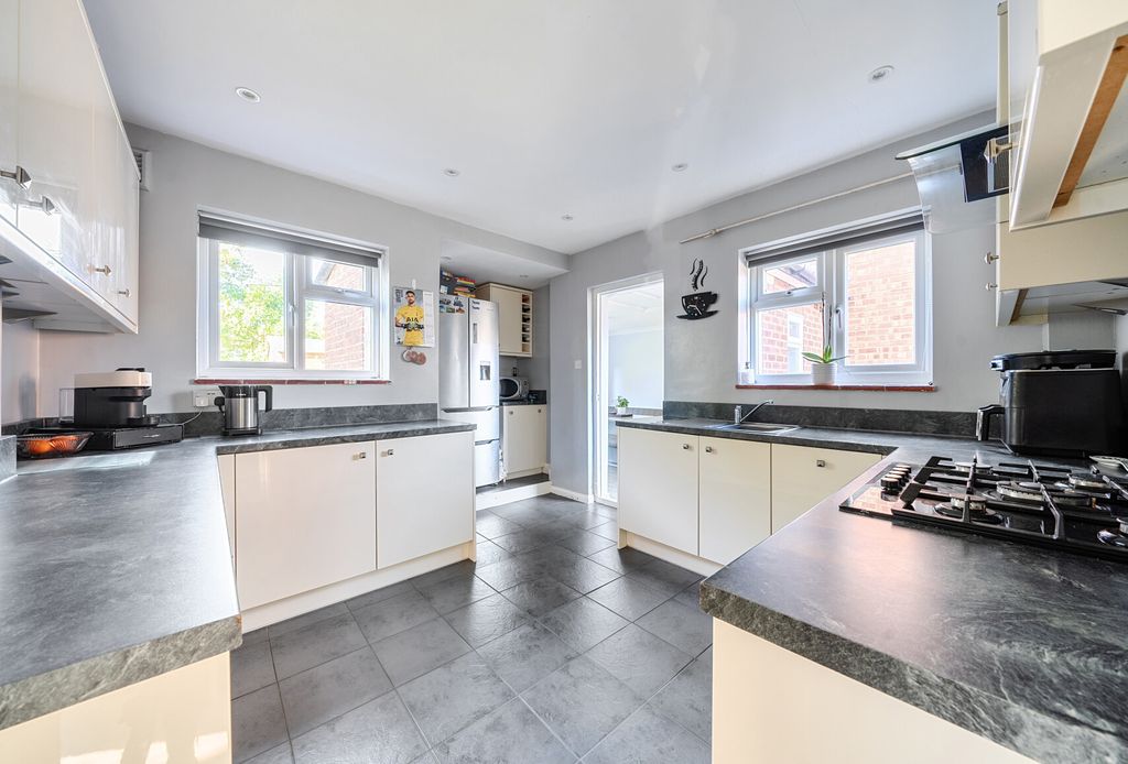 Property photo 2 of 18 1353403-12-68c3E9...