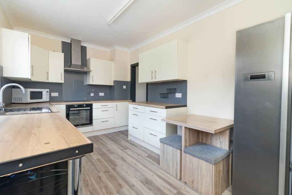 Property photo 3 of 31 Kitchen