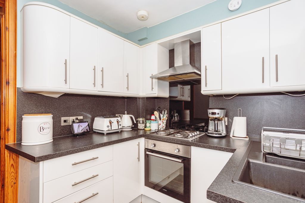 Property photo 3 of 31 Kitchen