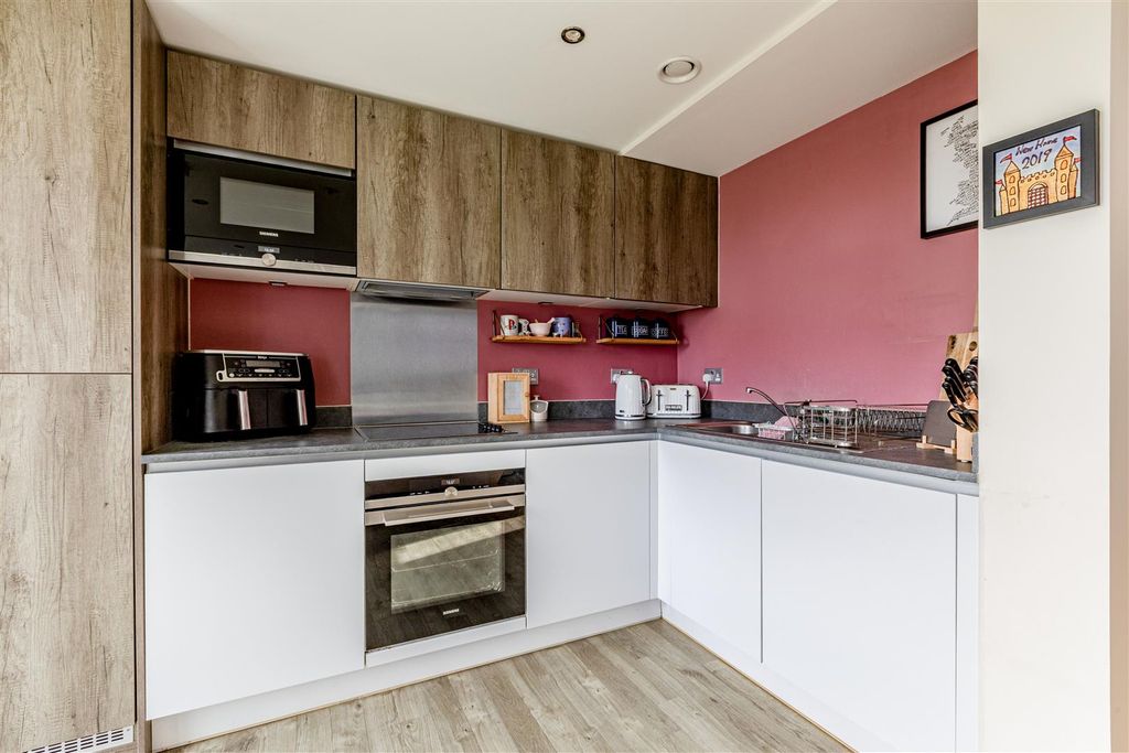 Property photo 3 of 17 Kitchen