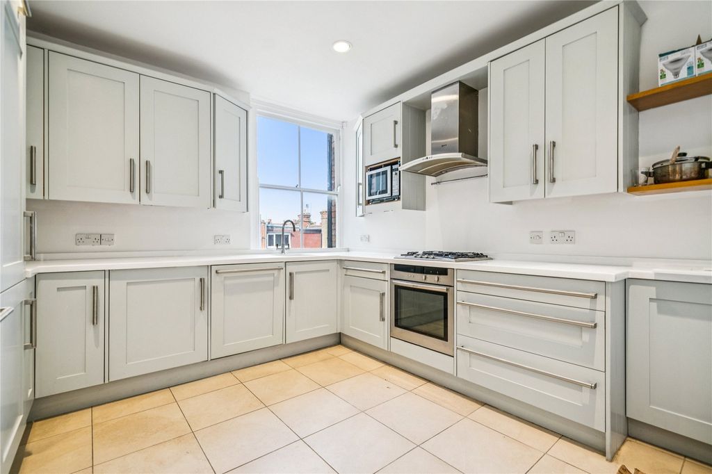 Property photo 3 of 10 Kitchen