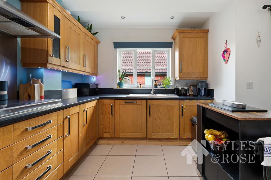 Property photo 3 of 18 Kitchen