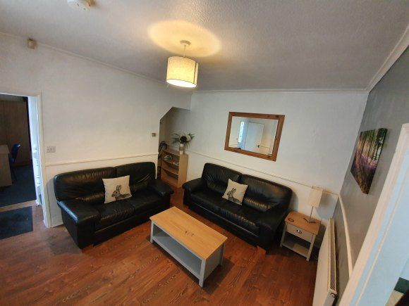 Property photo 3 of 16 Lounge 3