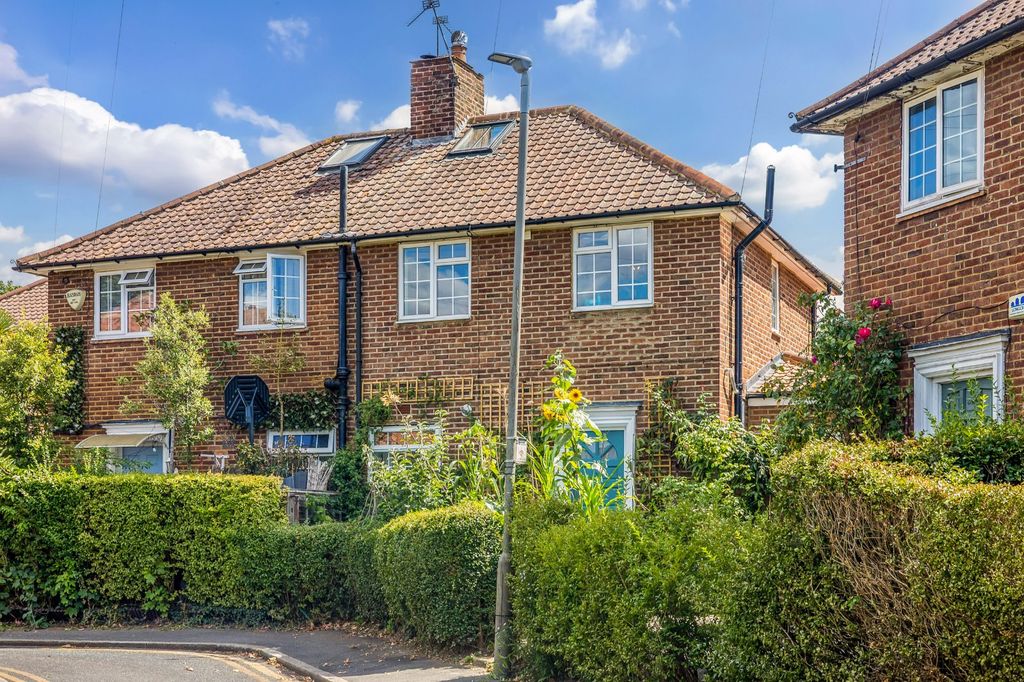 Property photo 1 of 18 Greenstead Gardens