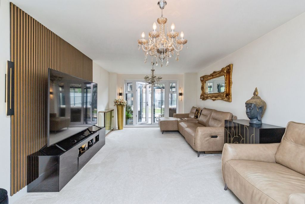 Property photo 2 of 32 Blandford18