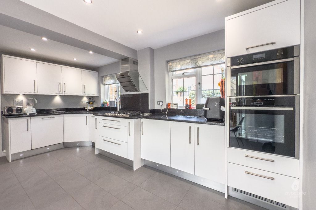 Property photo 2 of 30 4386127