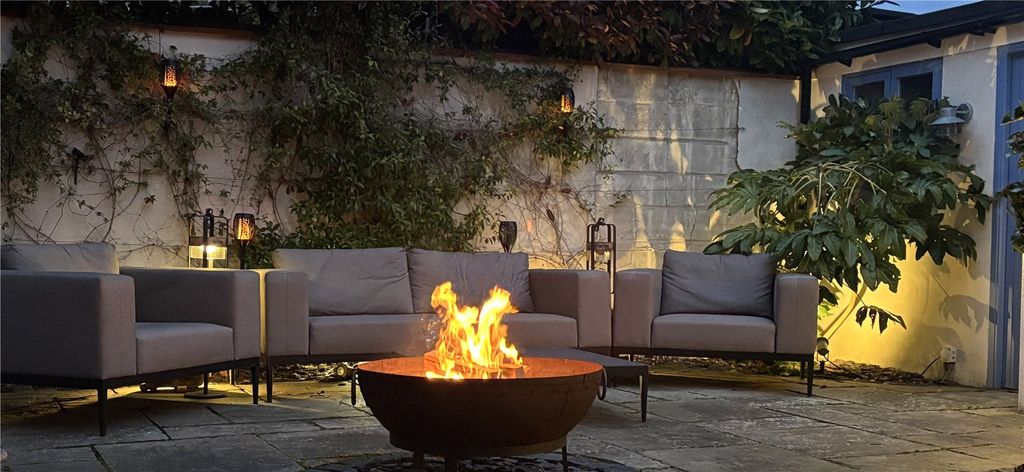 Property photo 2 of 27 Garden