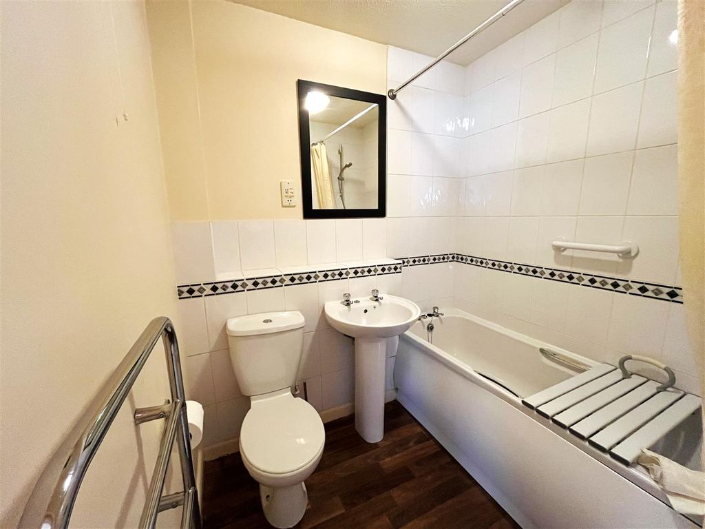 Property photo 3 of 14 Bathroom.Jpg