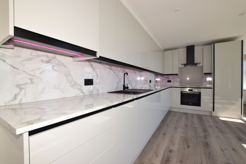 Property photo 2 of 9 Kitchen 2
