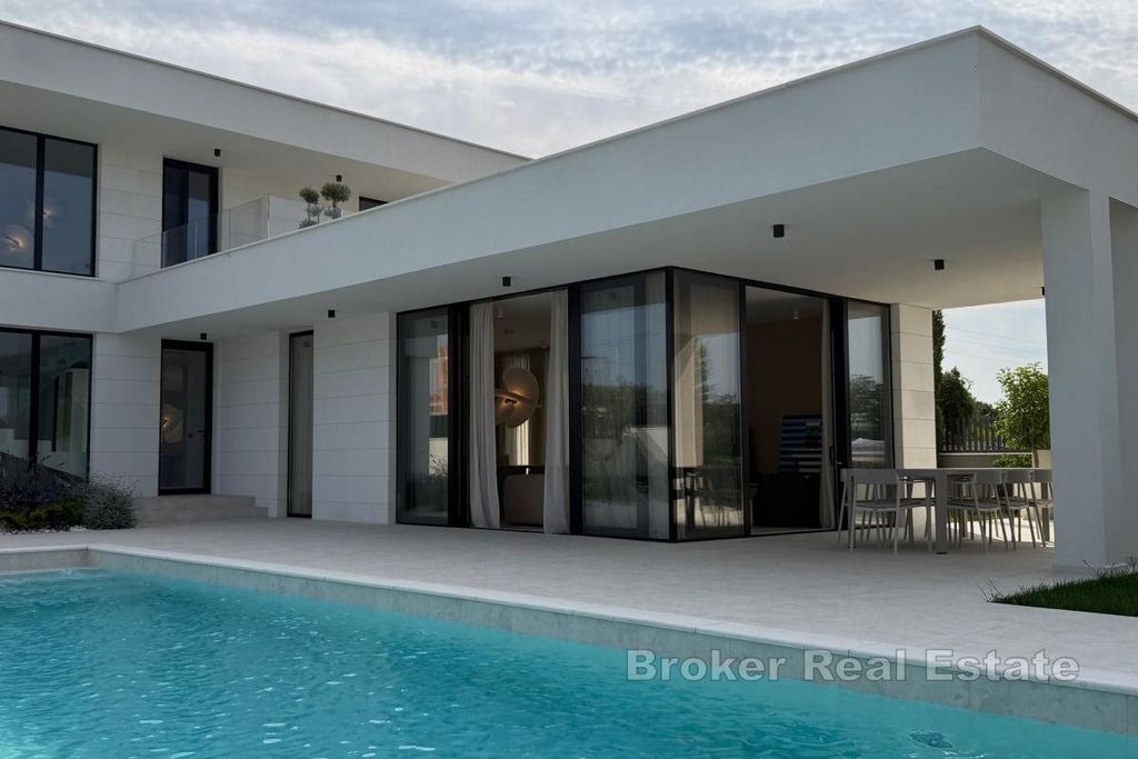 Property photo 1 of 17 Modern Villa With Swimming Pool Near The Sea