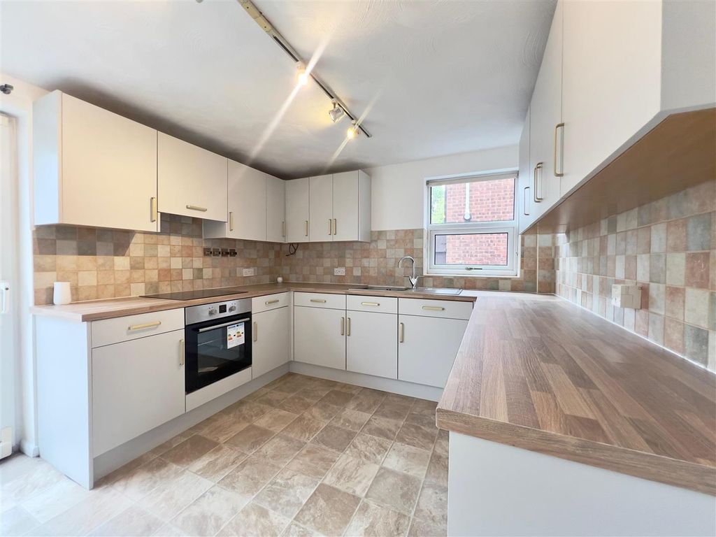 Property photo 2 of 9 Kitchen