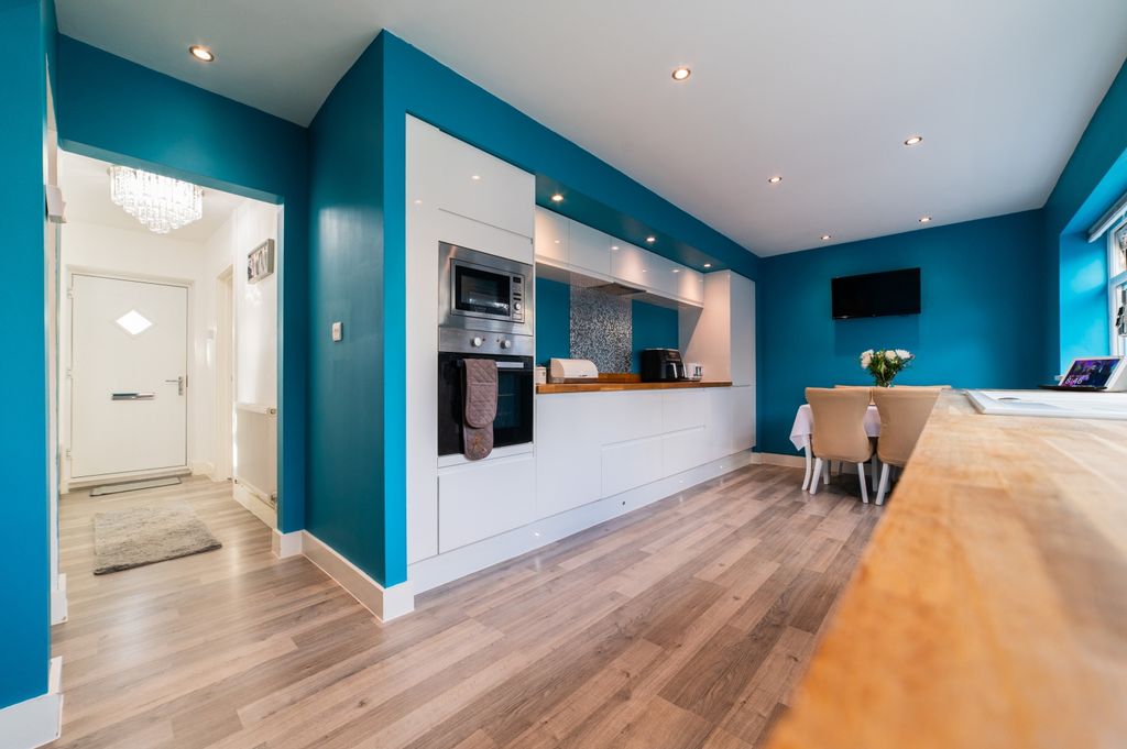 Property photo 2 of 42 Award-Winning Media Team On Every Listing_1