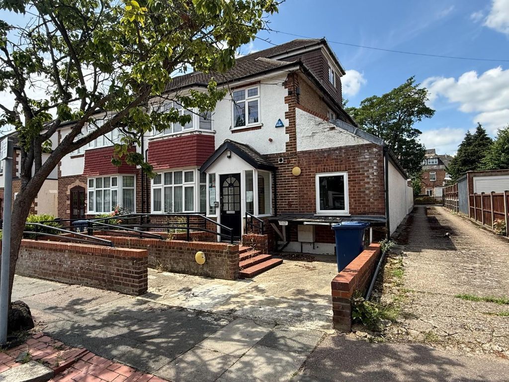 Property photo 1 of 6 4 Bed Semi-Detached House To Rent Derwent Crescent, London N20