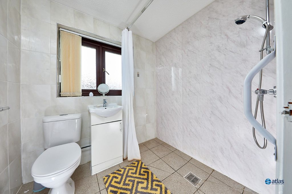 Property photo 3 of 16 Bathroom