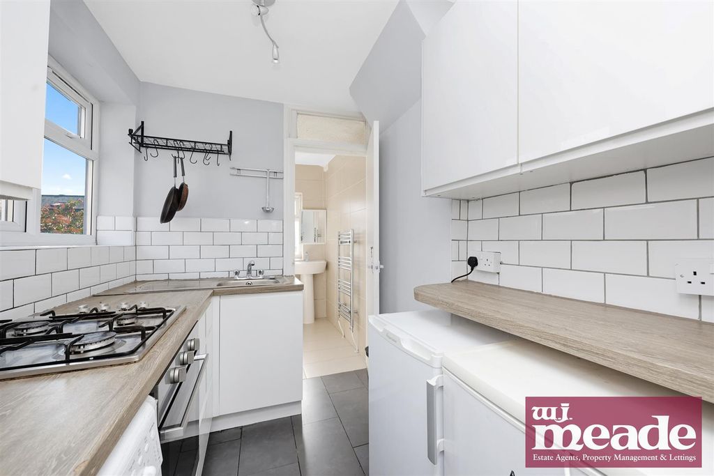 Property photo 3 of 11 Kitchen