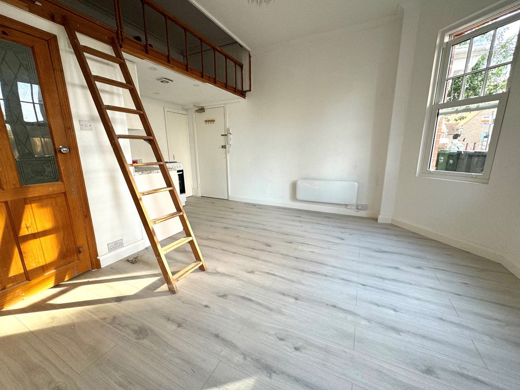 Property photo 2 of 5 Studio
