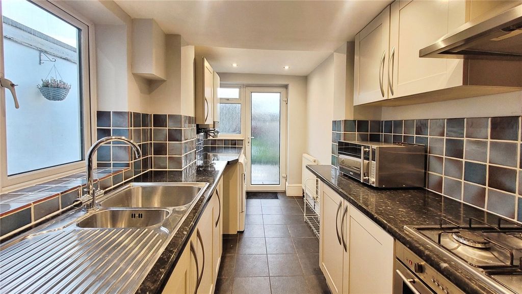 Property photo 2 of 11 Kitchen