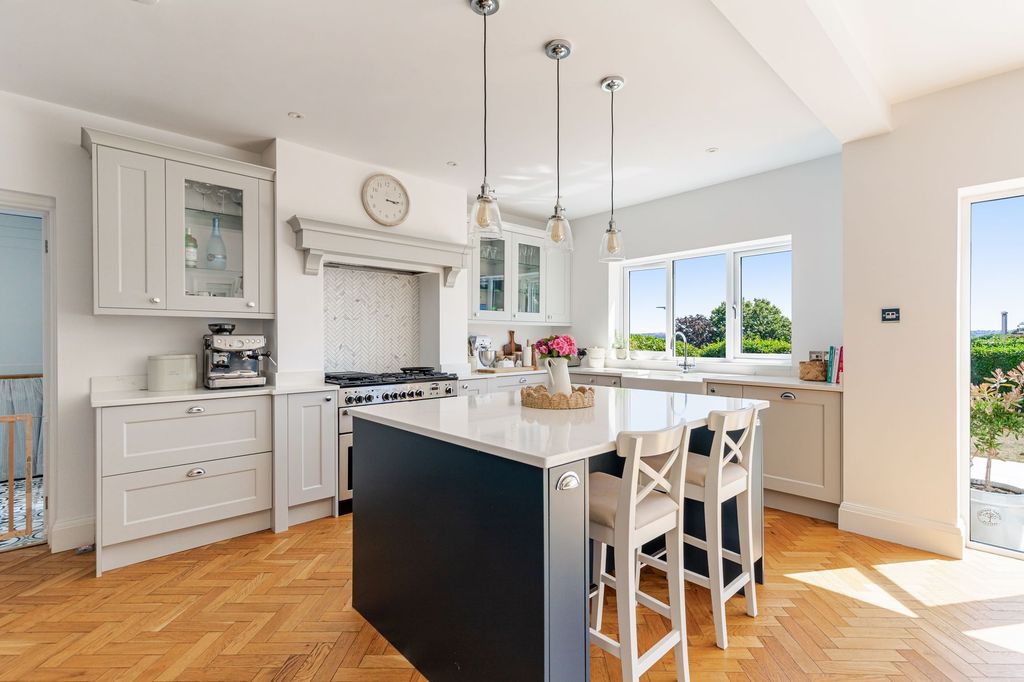 Property photo 3 of 54