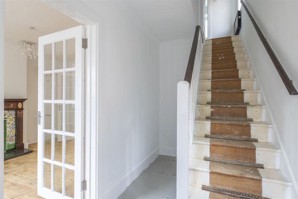 Property photo 2 of 32 Entrance Hall