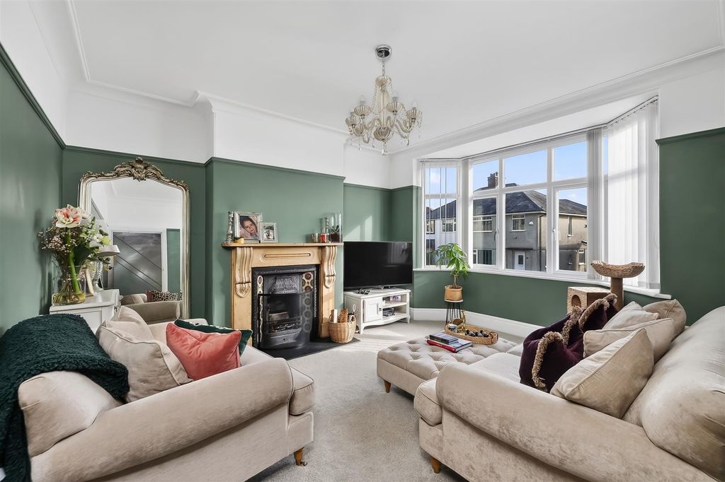 Property photo 3 of 27 Lounge