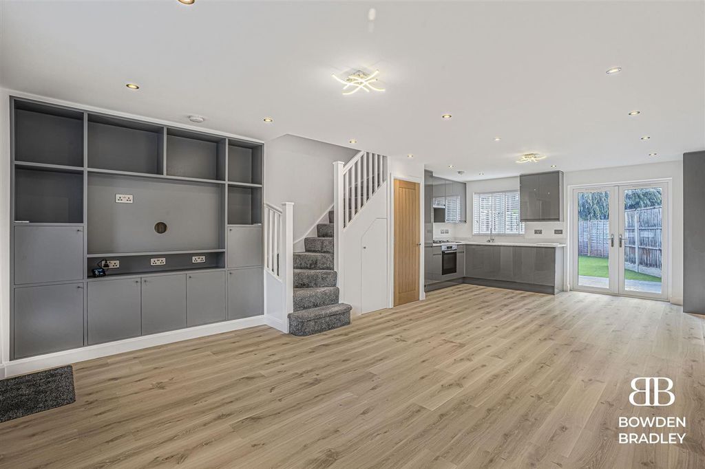 Property photo 3 of 20 Living Room/Kitchen