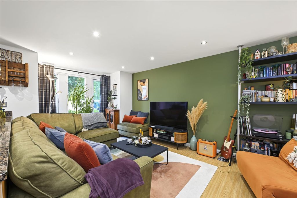 Property photo 3 of 12 Kings-Court-05.Jpg