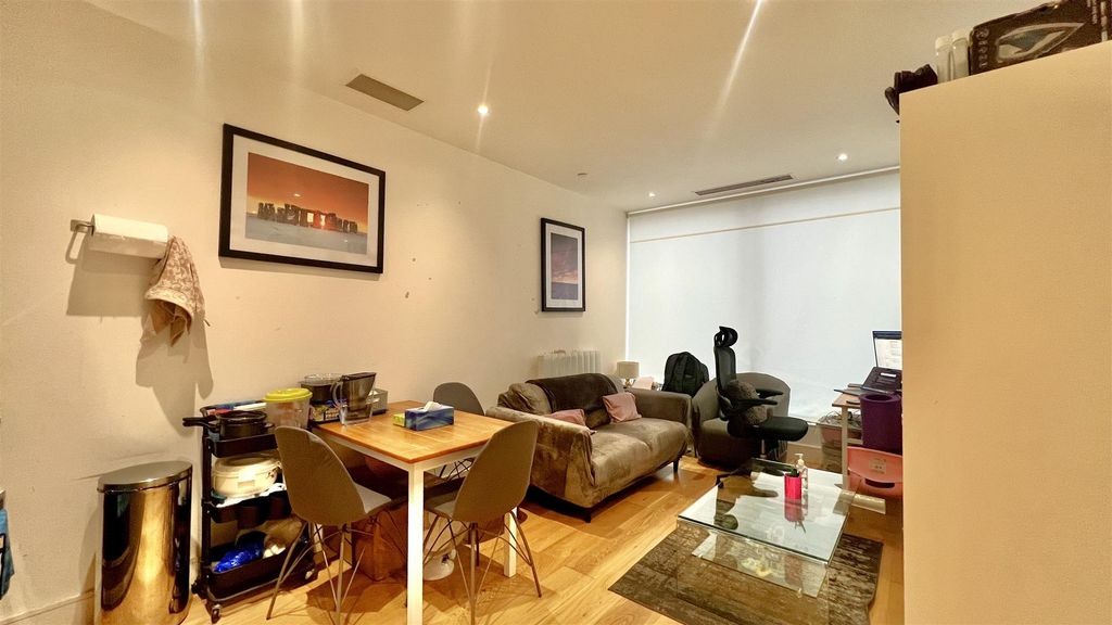 Property photo 2 of 5 Studio