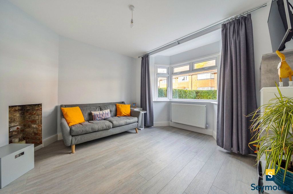 Property photo 2 of 20 Living Room