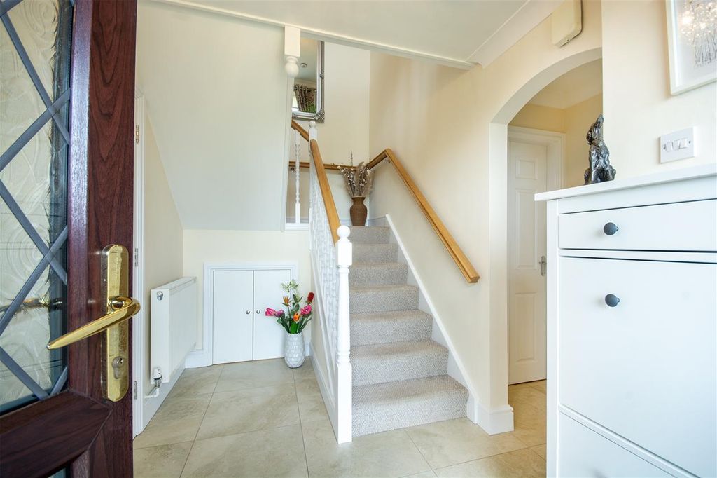 Property photo 2 of 33 Entrance Hall