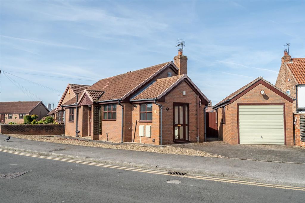 Property photo 1 of 11 Manor Farm Close-14.Jpg
