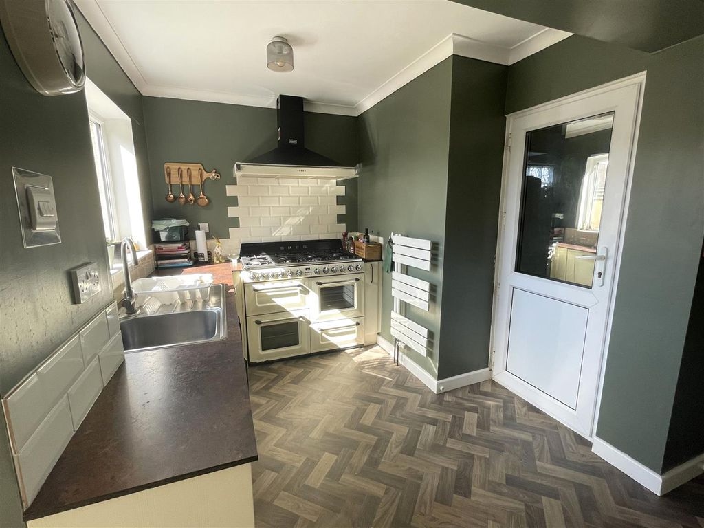 Property photo 3 of 17 Kitchen