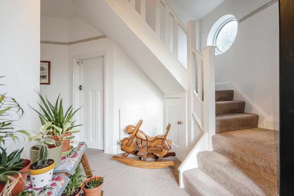 Property photo 3 of 21 Entrance Hall