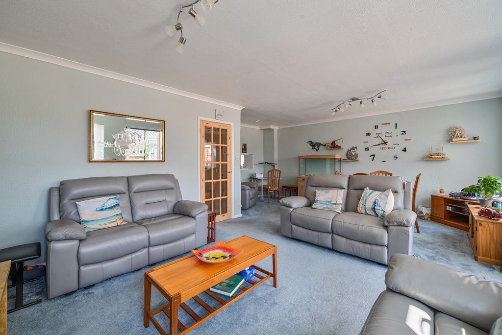 Property photo 2 of 28 1498500-12-6A69d4...