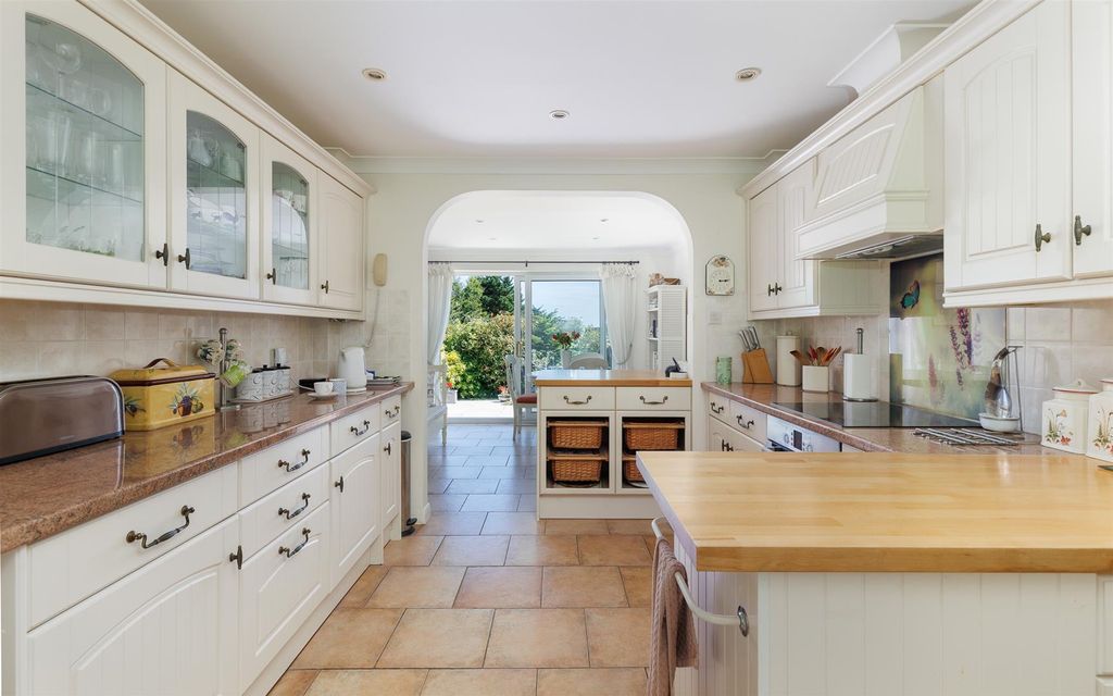 Property photo 3 of 31 Kitchen/ Breakfast Room