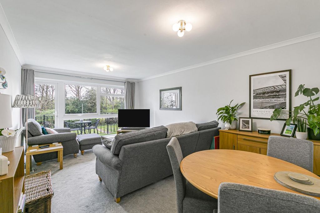 Property photo 2 of 9 13 Fairview Court Lounge.Jpg