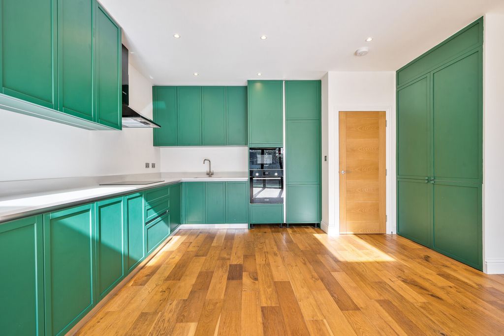 Property photo 3 of 18 Kitchen