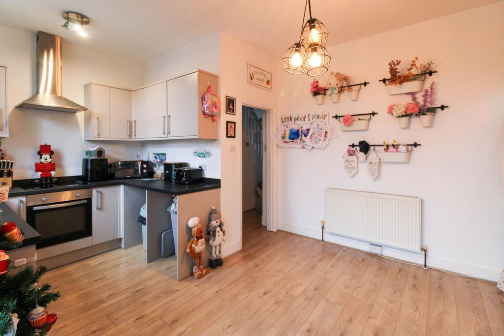 Property photo 3 of 11 Kitchen