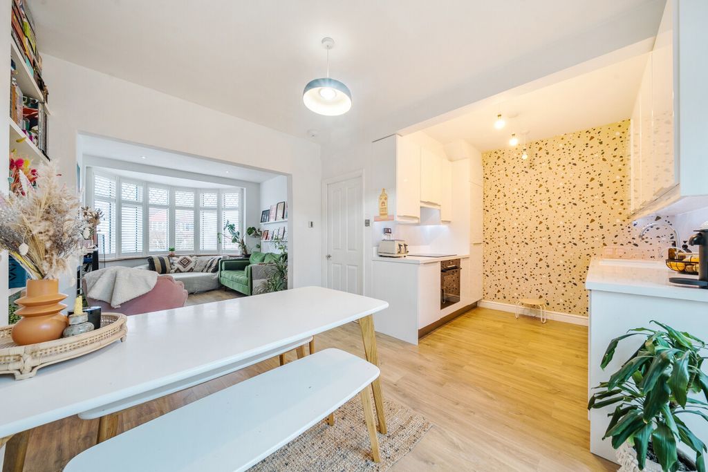 Property photo 3 of 19 1406073-10-698A2A...