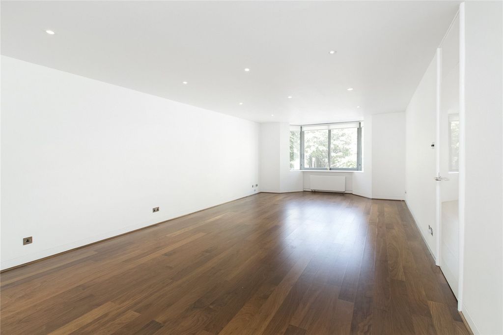 Property photo 3 of 8 Reception