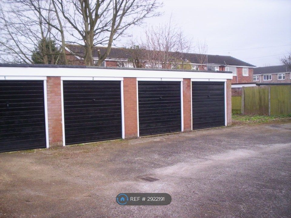 Property photo 3 of 14 Garage