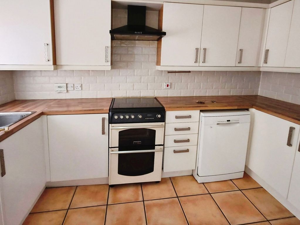 Property photo 2 of 9 Kitchen