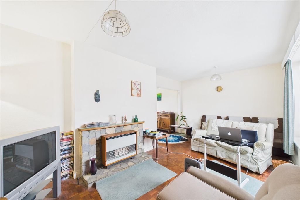 Property photo 3 of 17 Cam01894G0-Pr0245-Still014.Jpg