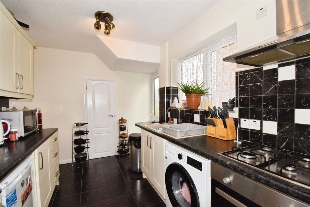 Property photo 3 of 19 Kitchen