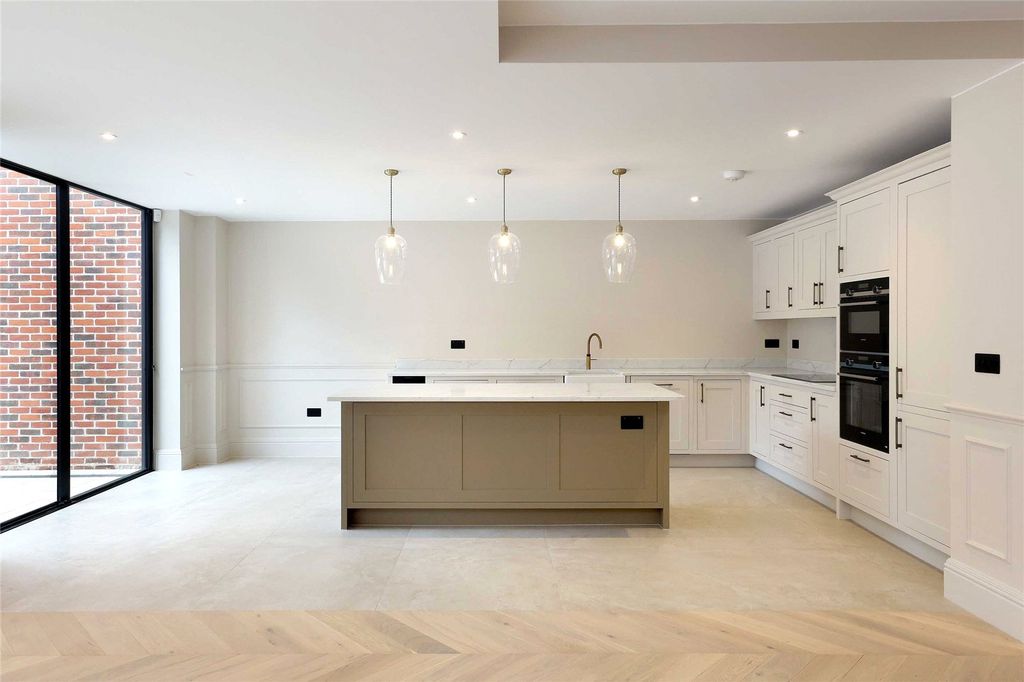 Property photo 1 of 9 Kitchen/Dining