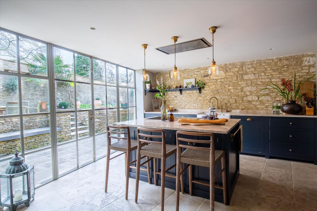 Property photo 3 of 28 Image