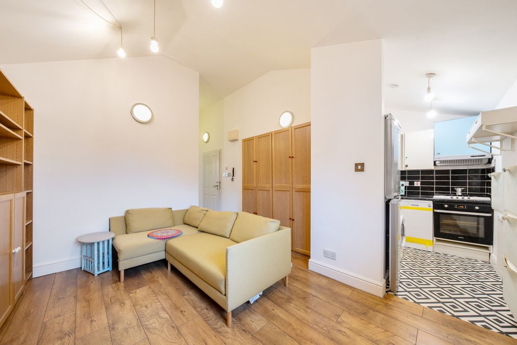 Property photo 3 of 10 Lounge